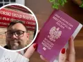 Mężczyzna w okularach obok polskiego paszportu i tablicy urzędu.
