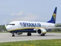 Samolot Ryanair na płycie lotniska.