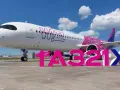 Samolot Wizz Air A321XL na płycie lotniska z napisem "1st A321XL".