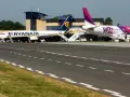 Dwa samoloty, Ryanair i Wizz Air, stojące na płycie lotniska.
