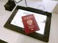 Polski paszport na ekranie dotykowym z czytnikiem linii papilarnych.