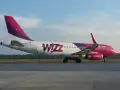 Samolot Wizz Air na płycie lotniska.