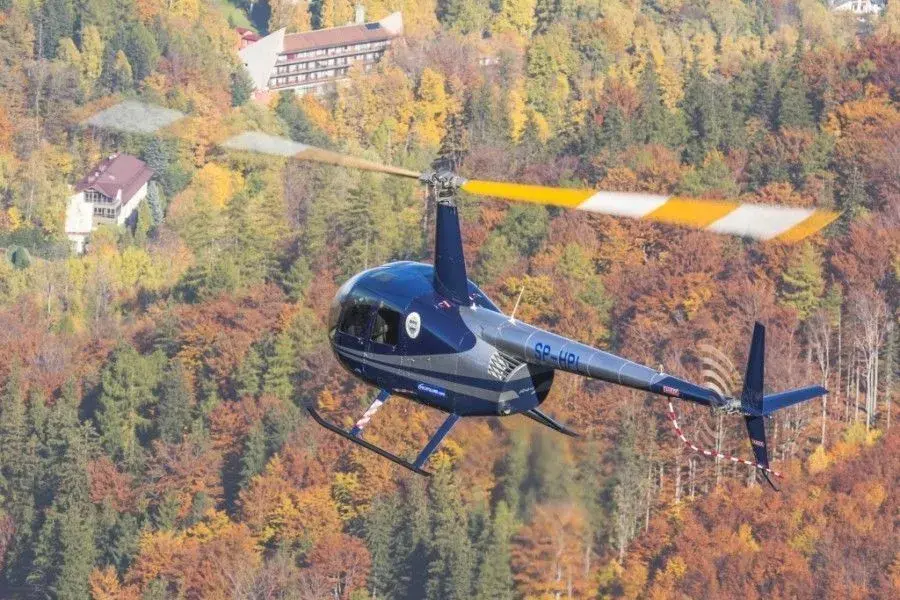 Ile trwa lot helikopterem z Zakopanego do Warszawy? Sprawdź czynniki wpływające na czas lotu