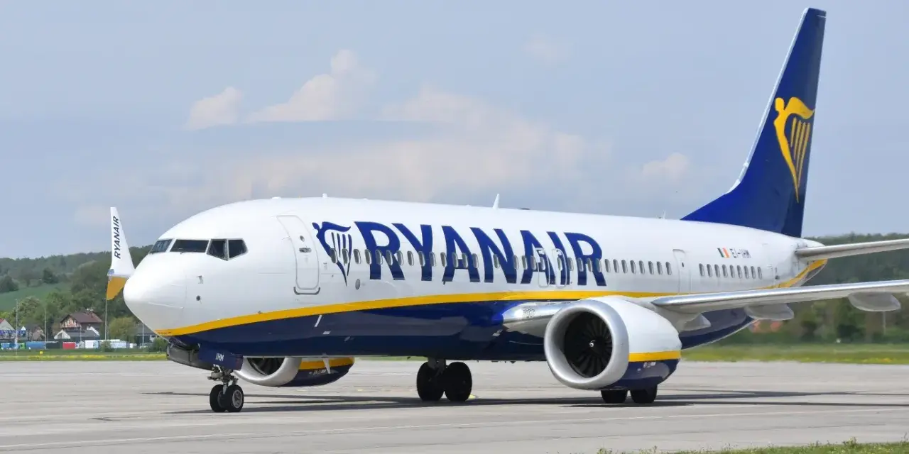Samolot Ryanair na płycie lotniska.