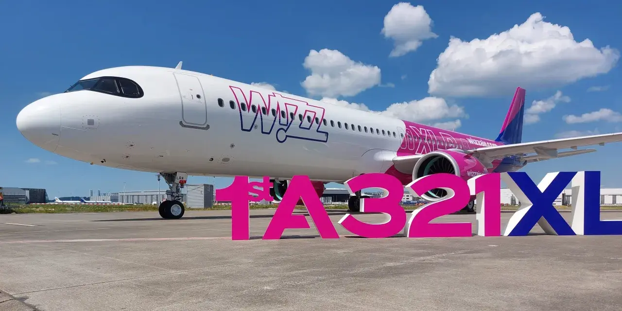 Samolot Wizz Air A321XL na płycie lotniska z napisem "1st A321XL".