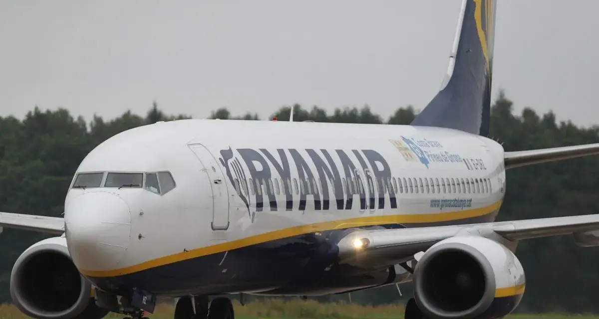 Samolot Ryanair na płycie lotniska.