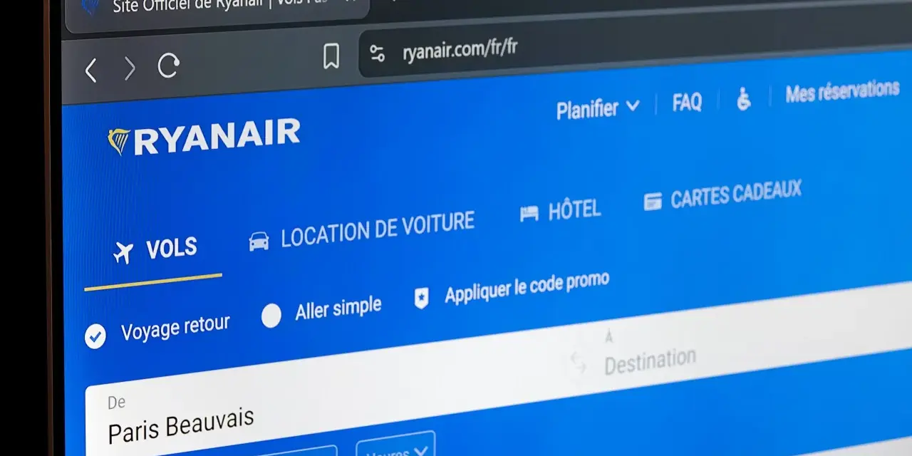 Strona internetowa Ryanair z formularzem wyszukiwania lotów, widoczne pole "De Paris Beauvais".