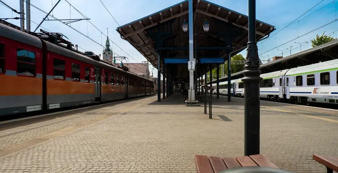 Jak dojechać z lotniska Balice do dworca - szybkie i tanie opcje