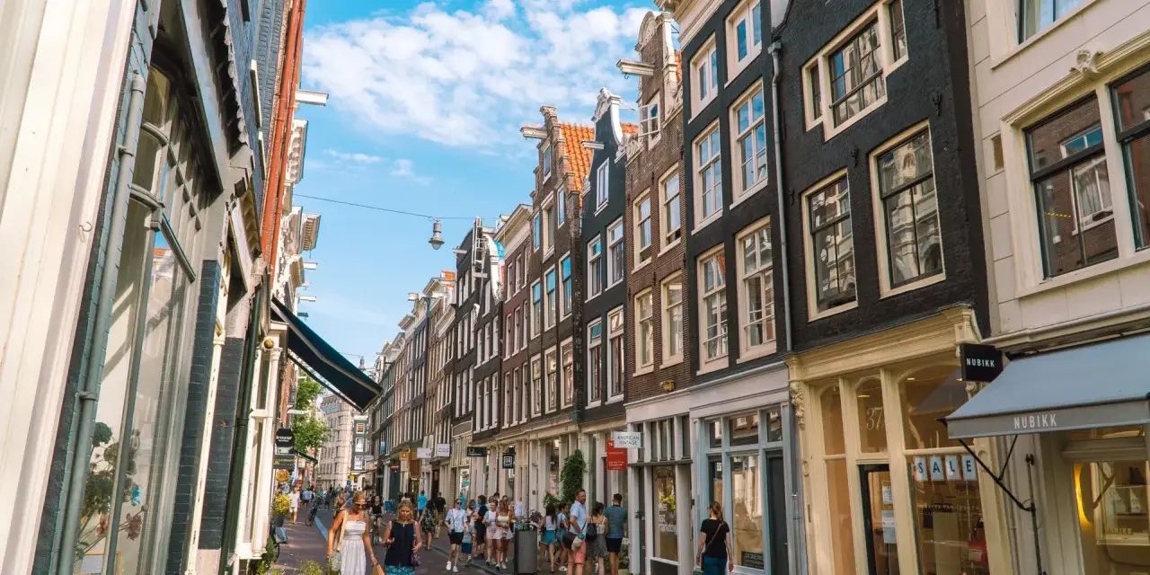 Jak dojechać z lotniska Eindhoven do Amsterdamu? Sprawdź najlepsze opcje