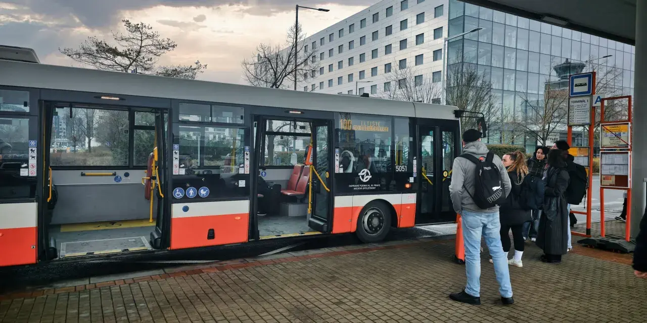 Jak dojechać na lotnisko w Pradze - tanie i wygodne opcje transportu