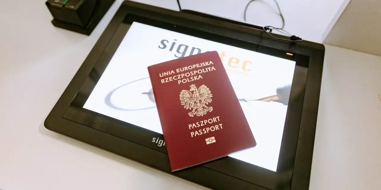 Polski paszport na ekranie dotykowym z czytnikiem linii papilarnych.