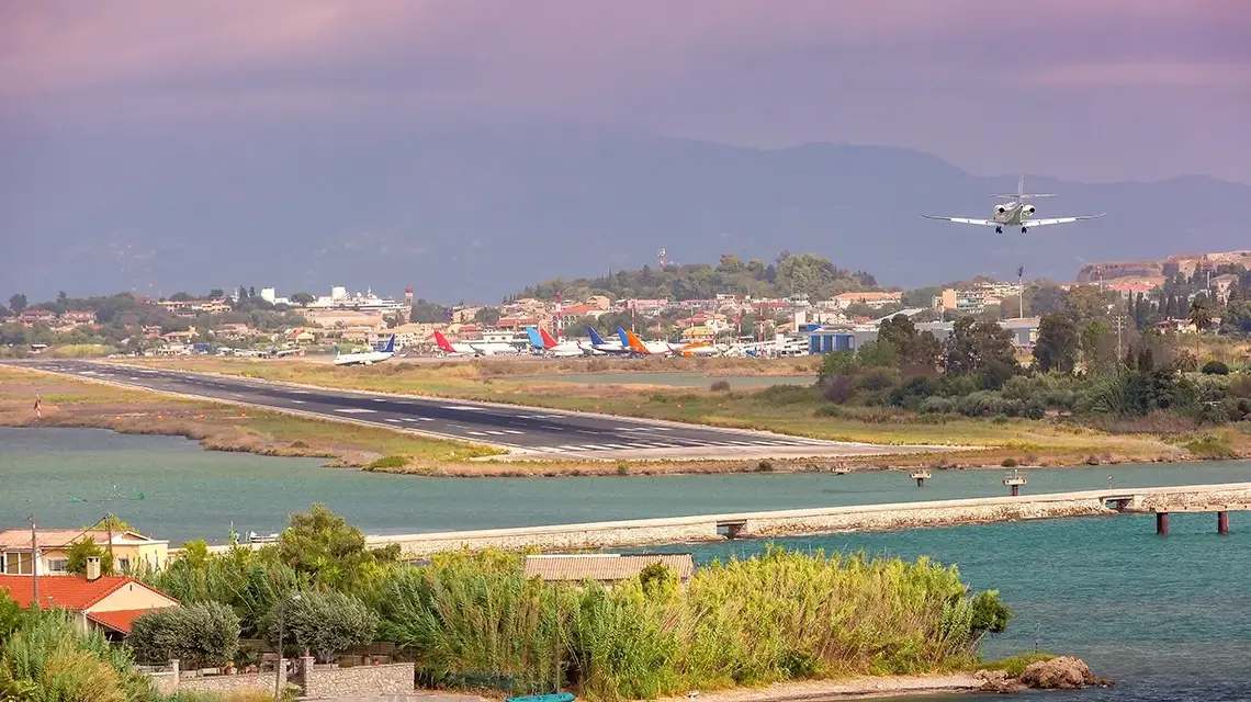 Jak dojechać z lotniska Korfu do Kavos? Sprawdź najlepsze opcje transportu