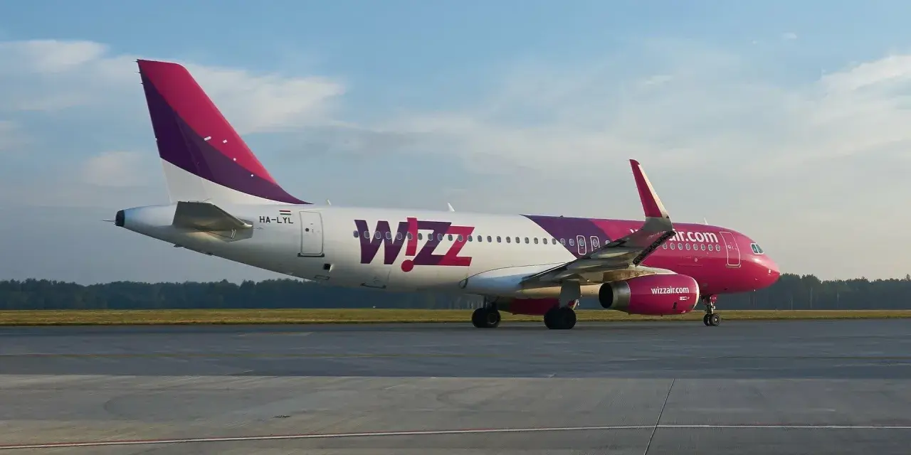 Samolot Wizz Air na płycie lotniska.