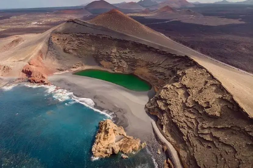 Ile trwa lot na Lanzarote z Warszawy? Sprawdź czas podróży!