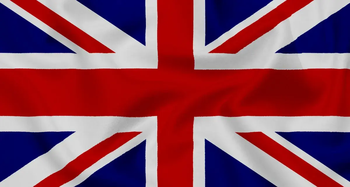 Flaga Wielkiej Brytanii, Union Jack, z widocznymi fałdami materiału.