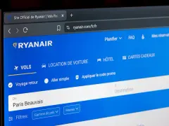 Strona internetowa Ryanair z formularzem wyszukiwania lotów, widoczne pole "De Paris Beauvais".