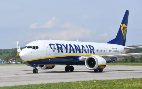 Samolot Ryanair na płycie lotniska.