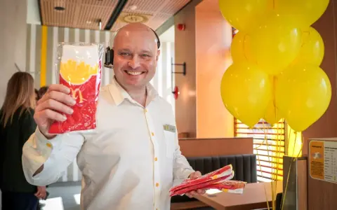 Czy na lotnisku w Katowicach jest McDonald's? Sprawdź, co oferuje