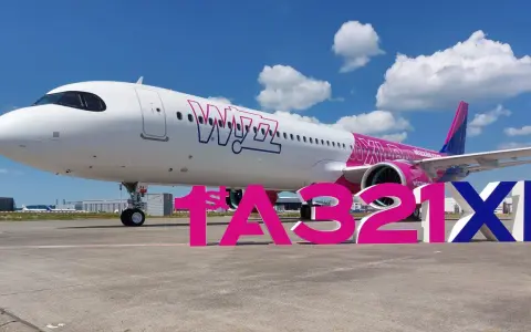 Samolot Wizz Air A321XL na płycie lotniska z napisem "1st A321XL".
