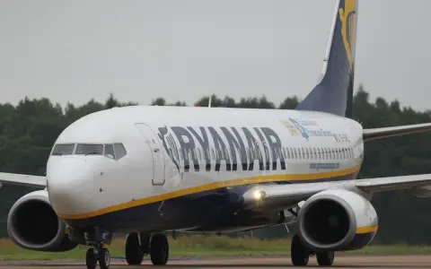 Samolot Ryanair na płycie lotniska.