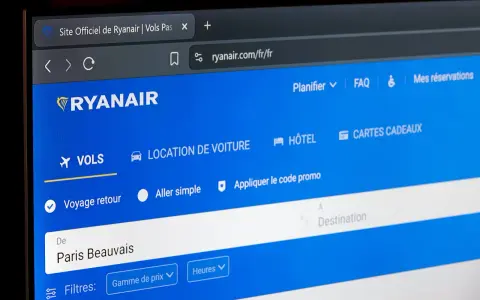 Strona internetowa Ryanair z formularzem wyszukiwania lotów, widoczne pole "De Paris Beauvais".