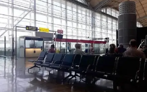 Jak dojechać z lotniska Alicante do centrum? Sprawdź najtańsze opcje
