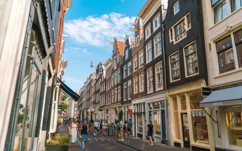 Jak dojechać z lotniska Eindhoven do Amsterdamu? Sprawdź najlepsze opcje