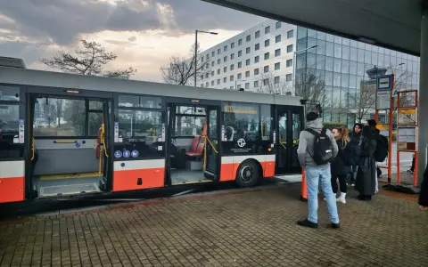 Jak dojechać na lotnisko w Pradze - tanie i wygodne opcje transportu