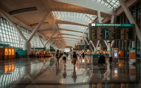 Jak wygląda przesiadka na lotnisku w Dubaju - co musisz wiedzieć