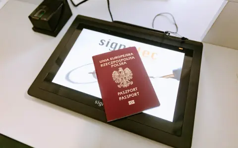 Polski paszport na ekranie dotykowym z czytnikiem linii papilarnych.