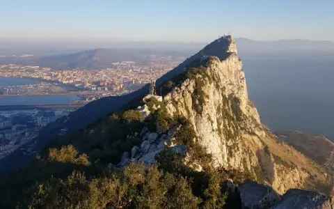 Gibraltar czy trzeba paszport? Odkryj wymagania dla podróżnych