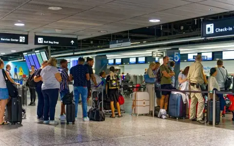 Ile przed odlotem na lotnisku Wrocław? Sprawdź, by uniknąć stresu