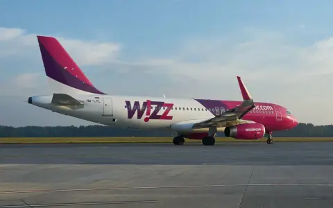 Samolot Wizz Air na płycie lotniska.