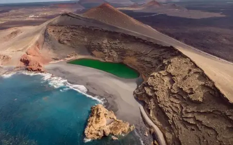 Ile trwa lot na Lanzarote z Warszawy? Sprawdź czas podróży!