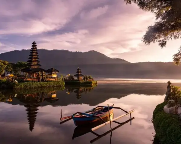 Ile trwa lot do Indonezji? Sprawdź, co wpływa na czas podróży