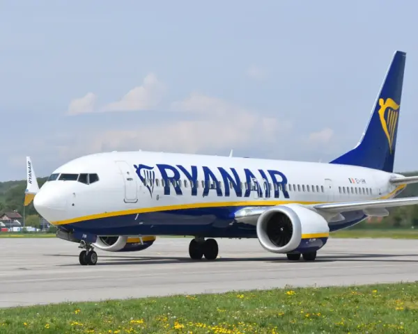 Samolot Ryanair na płycie lotniska.