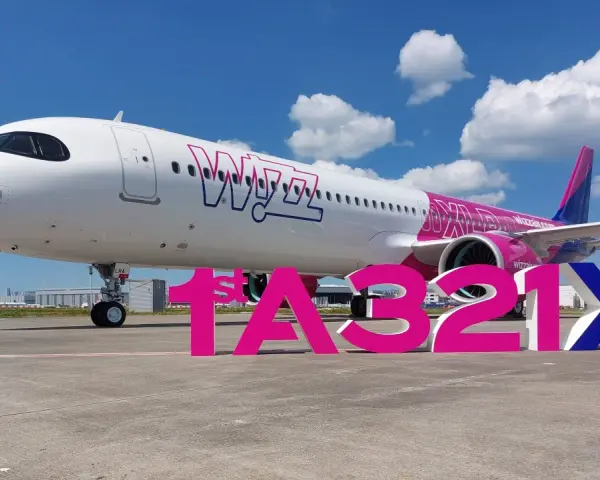 Samolot Wizz Air A321XL na płycie lotniska z napisem "1st A321XL".