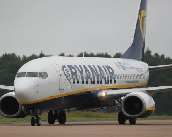 Samolot Ryanair na płycie lotniska.