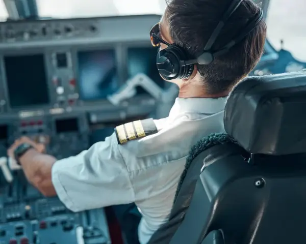 Ile zarabia pilot Wizz Air? Zaskakujące fakty o wynagrodzeniach