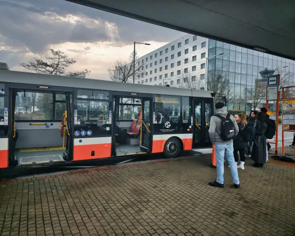 Jak dojechać na lotnisko w Pradze - tanie i wygodne opcje transportu
