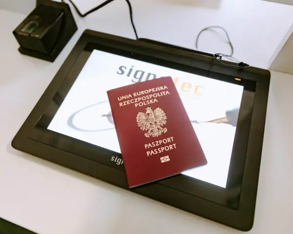 Polski paszport na ekranie dotykowym z czytnikiem linii papilarnych.