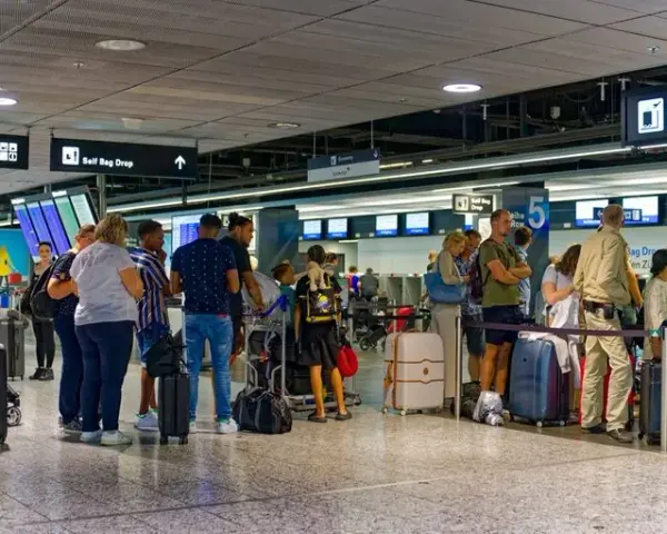 Ile przed odlotem na lotnisku Wrocław? Sprawdź, by uniknąć stresu