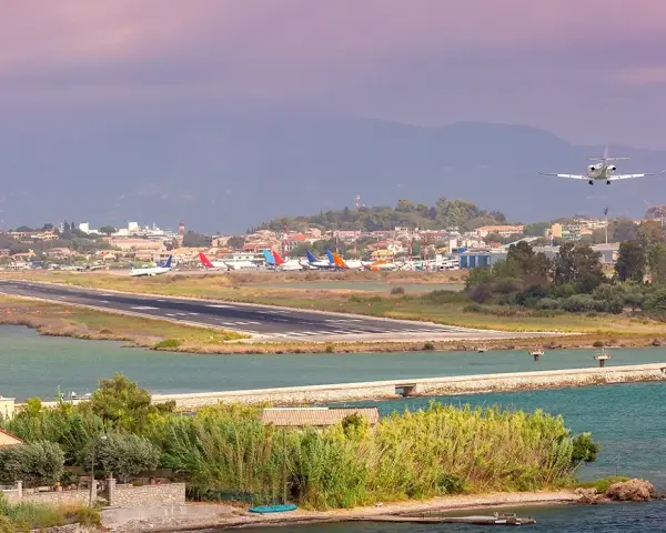 Jak dojechać z lotniska Korfu do Kavos? Sprawdź najlepsze opcje transportu