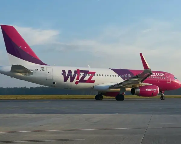 Samolot Wizz Air na płycie lotniska.