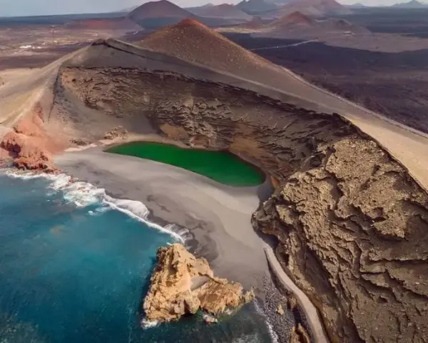 Ile trwa lot na Lanzarote z Warszawy? Sprawdź czas podróży!