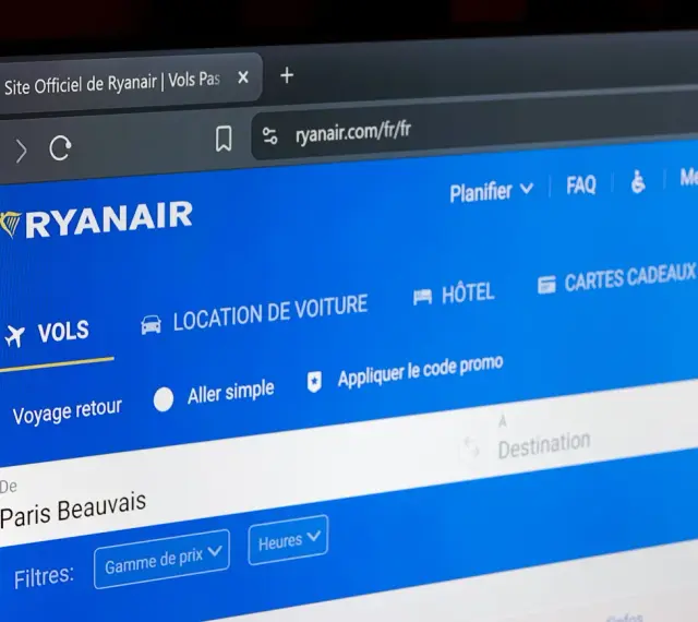 Strona internetowa Ryanair z formularzem wyszukiwania lotów, widoczne pole "De Paris Beauvais".