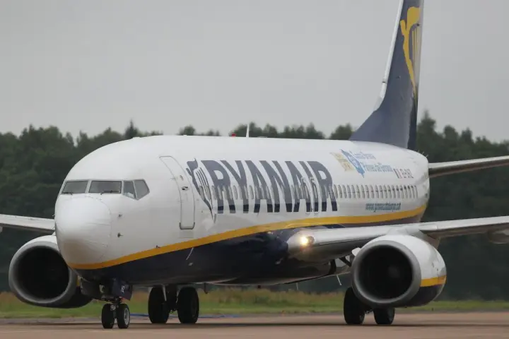 Samolot Ryanair na płycie lotniska.