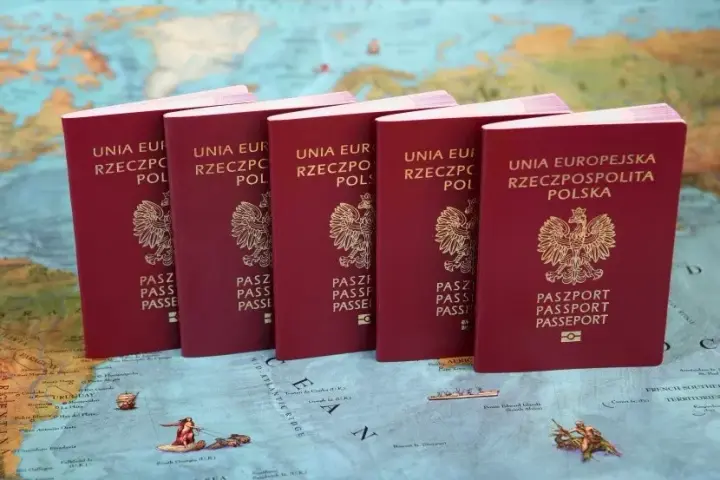 Ile kosztuje wyrobienie paszportu w ambasadzie? Sprawdź opłaty i ulgi