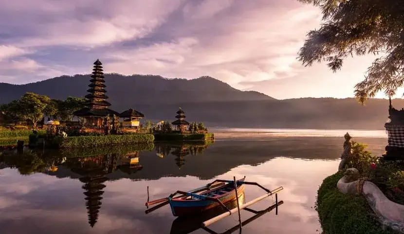 Ile trwa lot do Indonezji? Sprawdź, co wpływa na czas podróży