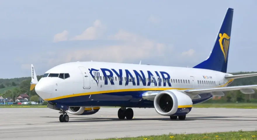 Samolot Ryanair na płycie lotniska.